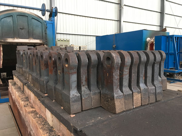 錘頭生產(chǎn)現(xiàn)場(chǎng) 錘頭生產(chǎn)現(xiàn)場(chǎng)